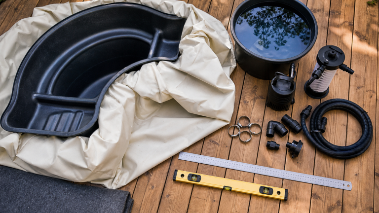 Kit bassin poisson hors sol : cuve préformée et liner EPDM sur terrasse en bois