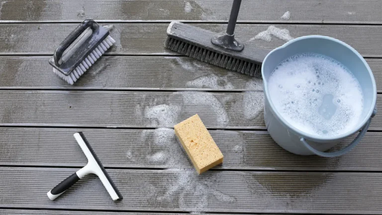 Nettoyer terrasse en composite avec brosse douce et eau savonneuse